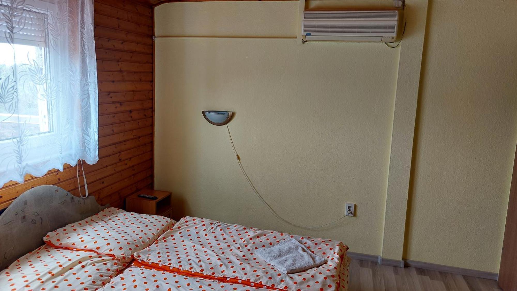 Napsugar Panzio Hotel Vác Екстериор снимка